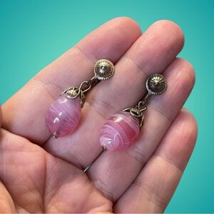 Vintage silvertone & swirled cranberry pink glass blob dangle screwback earrings